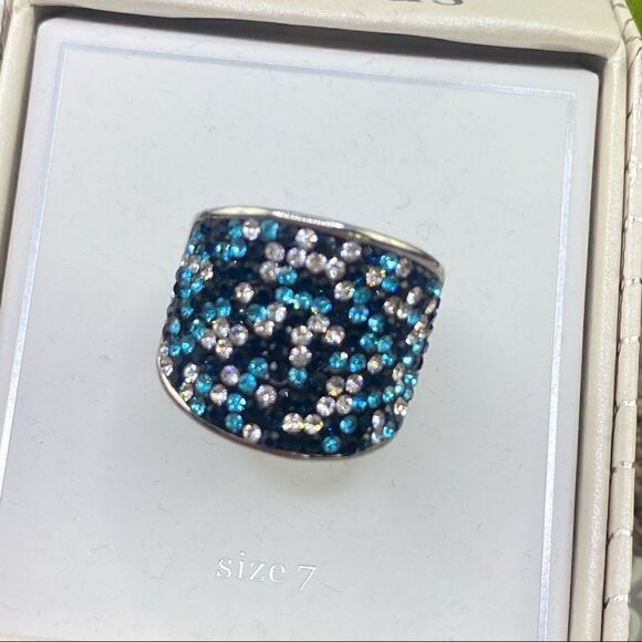 Dillard’s Cocktail Ring Teal Multi Crystals Statement Fashion Size 7 Silver NIB - Picture 1 of 8